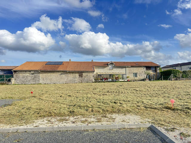 Terrain constructible proche de la N10 et des commodités. — photo du bien