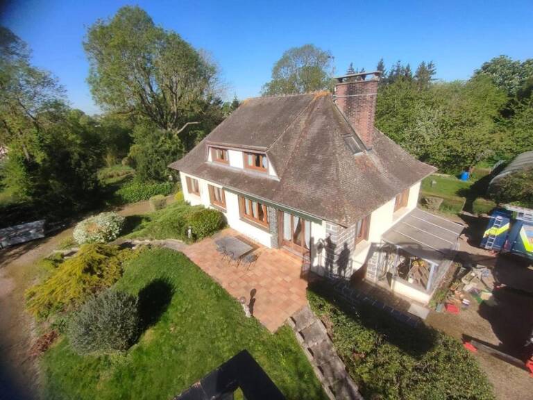 Grand pavillon sur beau terrain et sous-sol complet — photo 1