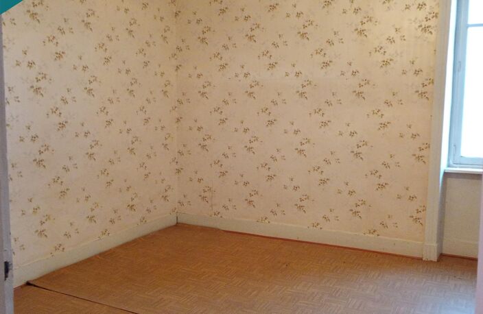 Appartement dans immeuble de ville 1er étage à rénover — photo 4