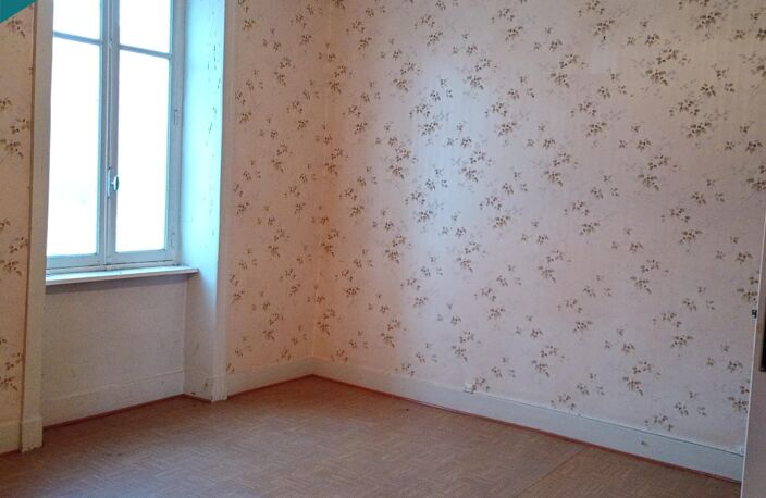 Appartement dans immeuble de ville 1er étage à rénover — photo 5