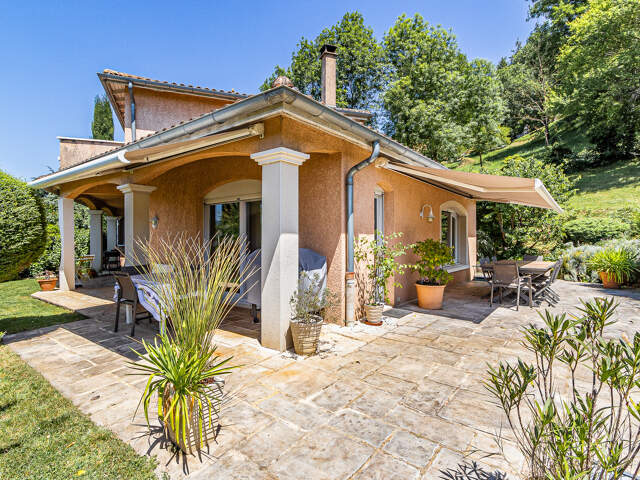 Maison familiale avec vue dégagée et grand terrain arboré — photo du bien