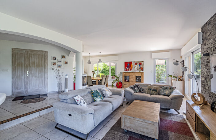 Maison familiale avec vue dégagée et grand terrain arboré — photo 5
