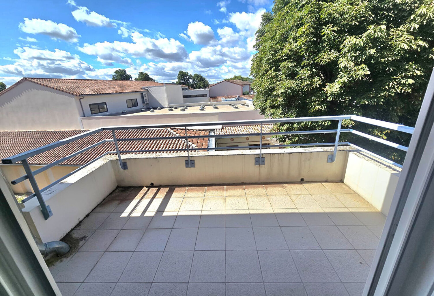 31780 CASTELGINEST T3 récent (2008) de 66.03m² Terrasse de 7.28m² 2 GARAGES , cuisine séparée — photo 1