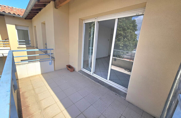 31780 CASTELGINEST T3 récent (2008) de 66.03m² Terrasse de 7.28m² 2 GARAGES , cuisine séparée — photo 2