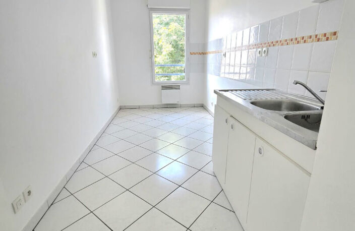 31780 CASTELGINEST T3 récent (2008) de 66.03m² Terrasse de 7.28m² 2 GARAGES , cuisine séparée — photo 4