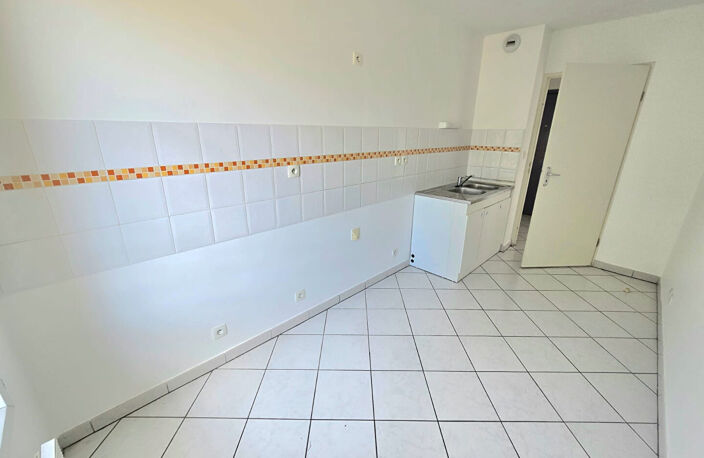 31780 CASTELGINEST T3 récent (2008) de 66.03m² Terrasse de 7.28m² 2 GARAGES , cuisine séparée — photo 5