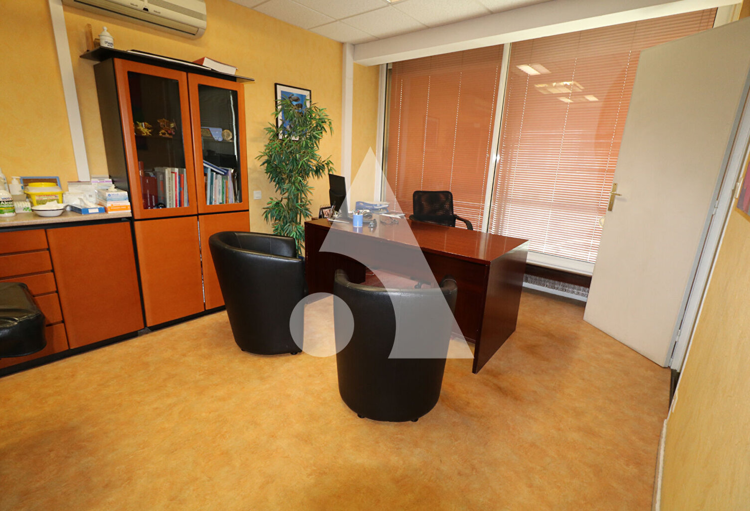 A Tarbes, Résidence Foch, au 1er étage, bureaux 102.2 m² — photo 1
