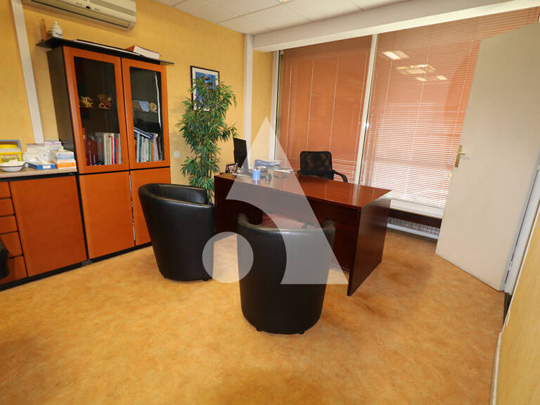 A Tarbes, Résidence Foch, au 1er étage, bureaux 102.2 m² — photo 1