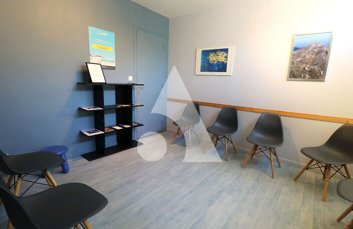 A Tarbes, Résidence Foch, au 1er étage, bureaux 102.2 m² — photo 3