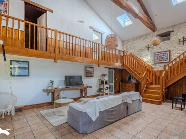 Maison en pierre de 7 pièces principales — photo du bien