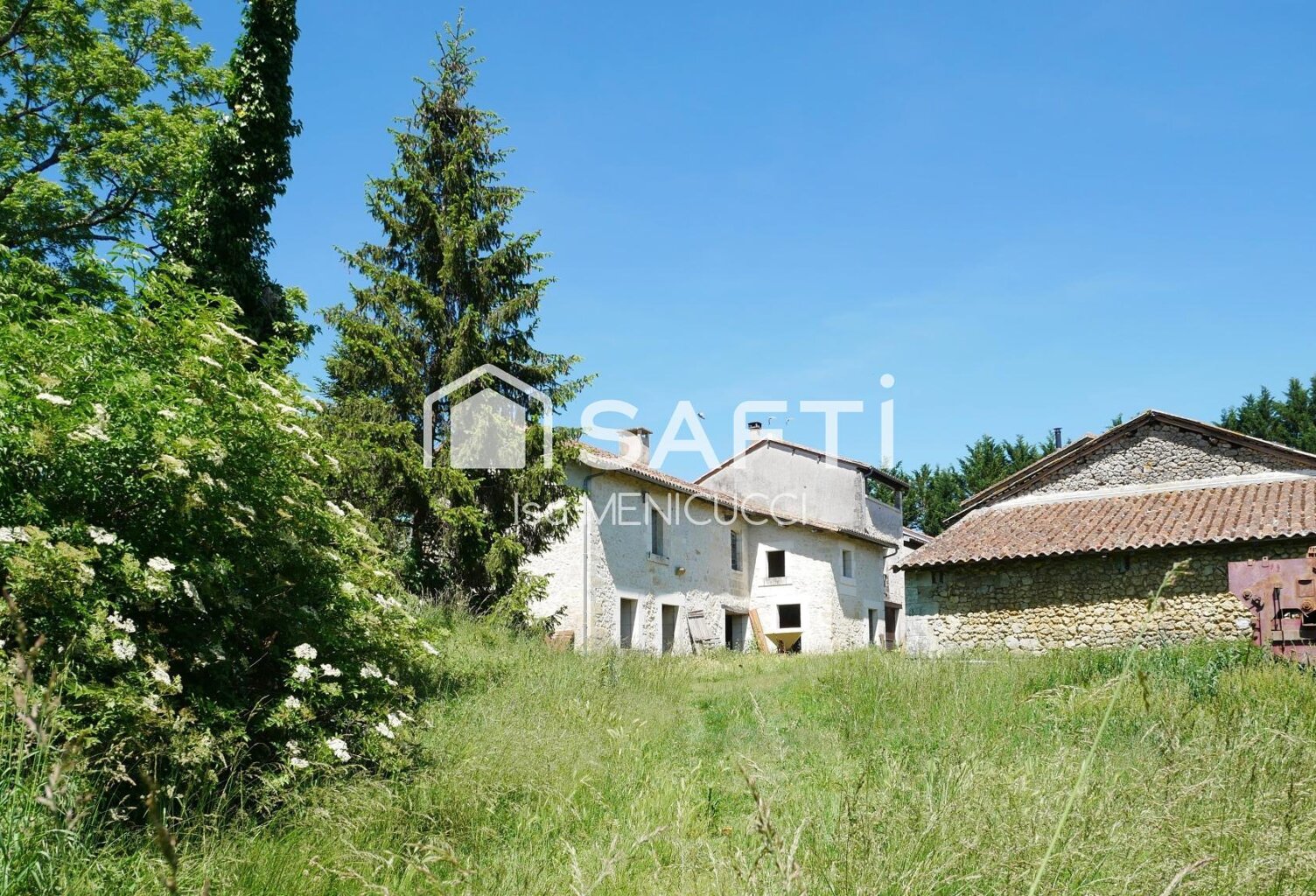 Bel ensemble de bâtiment anciens en pierre — photo 1