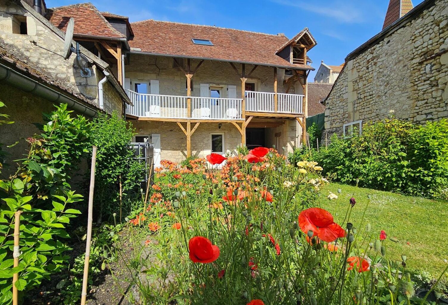 Maison de charme au cœur du village, avec jardin intimiste et beaux volumes familiaux — photo 1