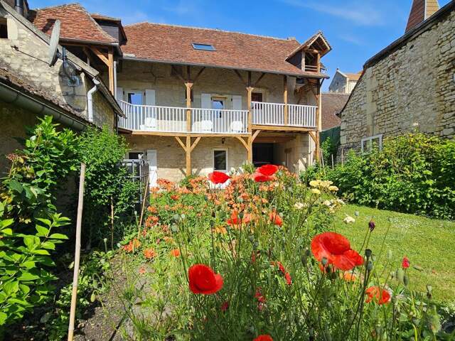 Maison de charme au cœur du village, avec jardin intimiste et beaux volumes familiaux — photo du bien