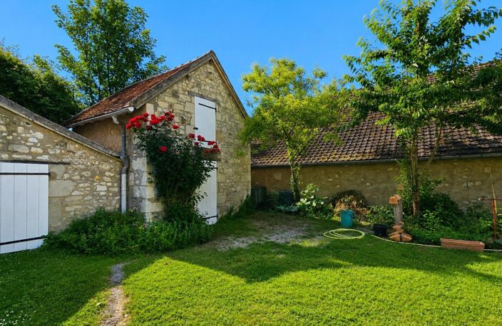 Maison de charme au cœur du village, avec jardin intimiste et beaux volumes familiaux — photo 2