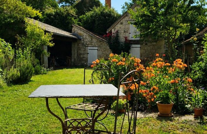 Maison de charme au cœur du village, avec jardin intimiste et beaux volumes familiaux — photo 3