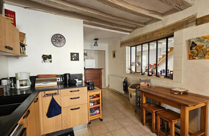 Maison de charme au cœur du village, avec jardin intimiste et beaux volumes familiaux — photo 4