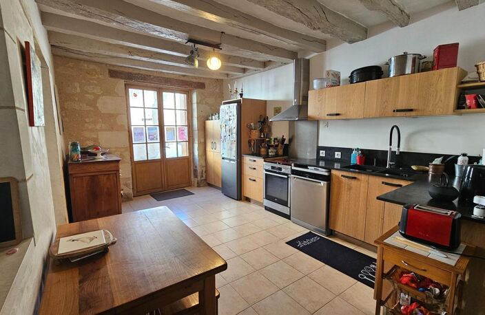 Maison de charme au cœur du village, avec jardin intimiste et beaux volumes familiaux — photo 5