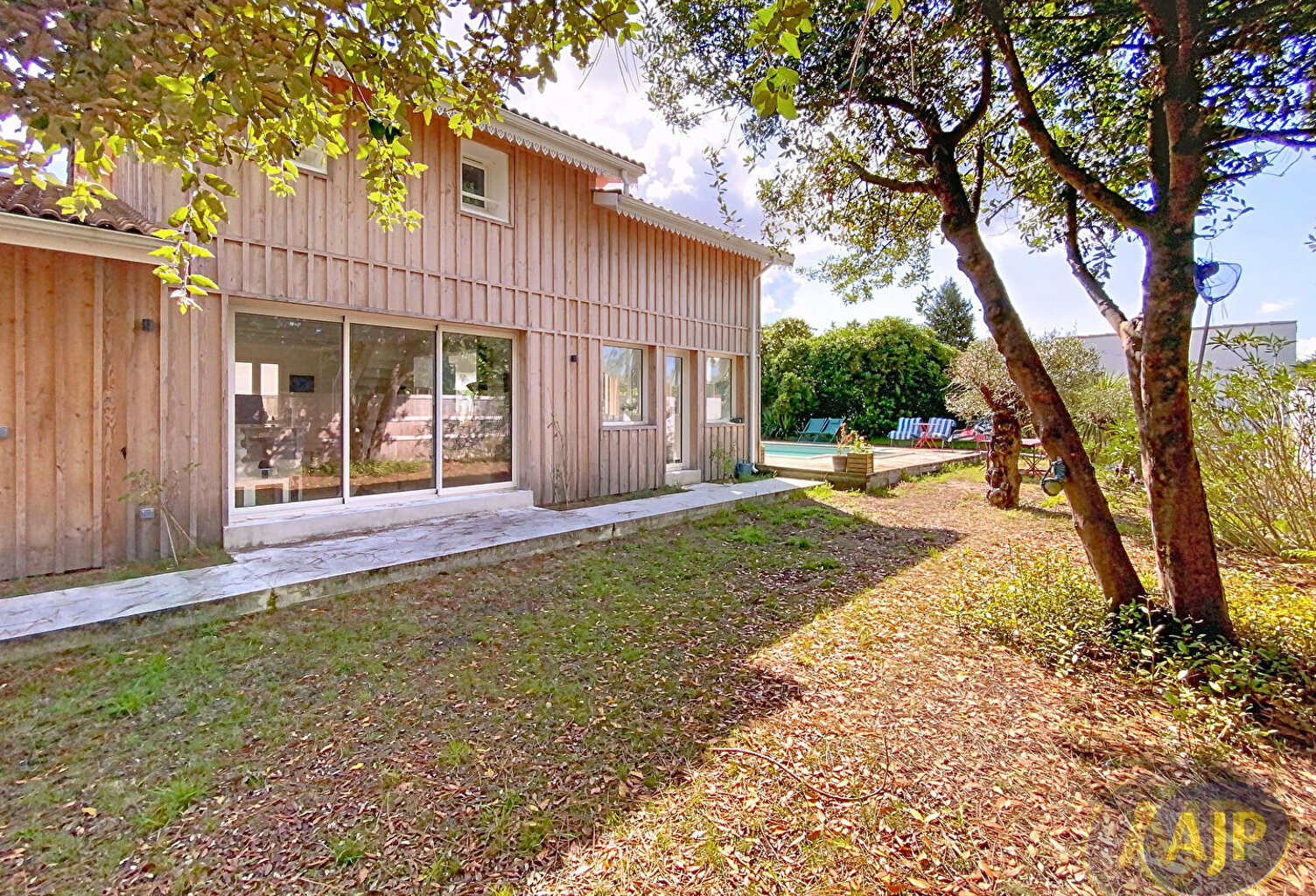 Villa avec jardin et piscine - ARES — photo 1
