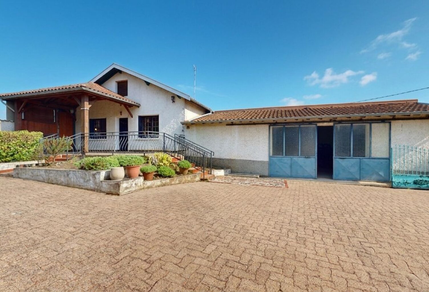 Maison avec dépendances et grand sous-sol à Trévoux – Beau potentiel — photo 1