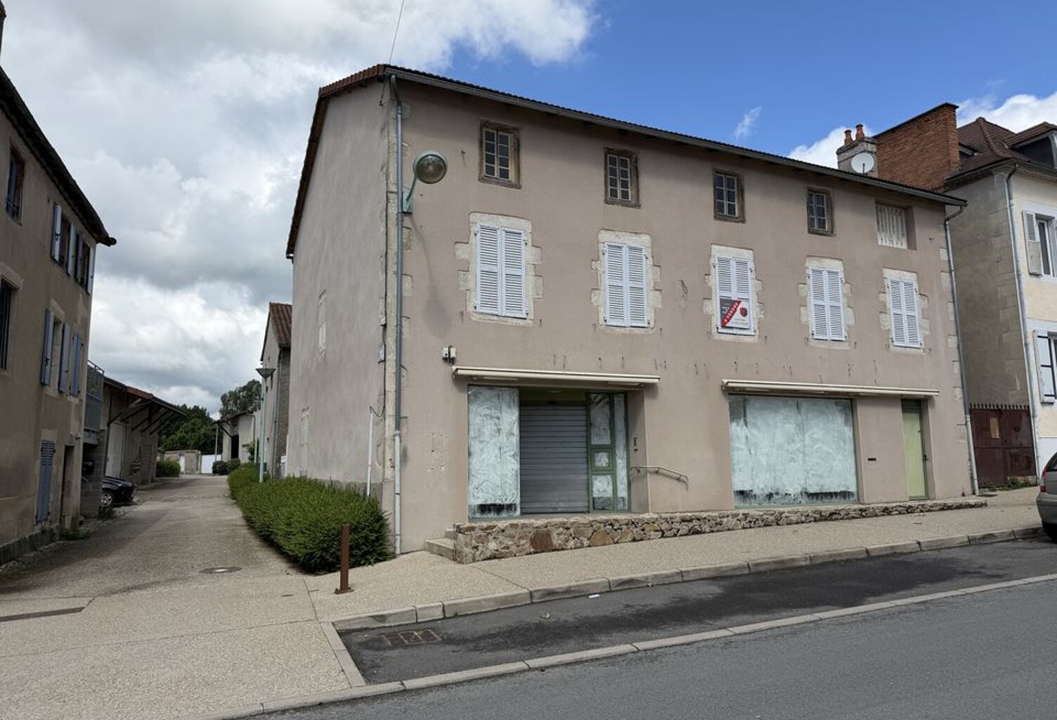 Prix en forte baisse -  Local commercial avec Appt et grange - — photo 1