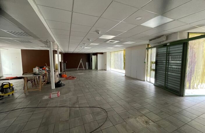 Prix en forte baisse -  Local commercial avec Appt et grange - — photo 3
