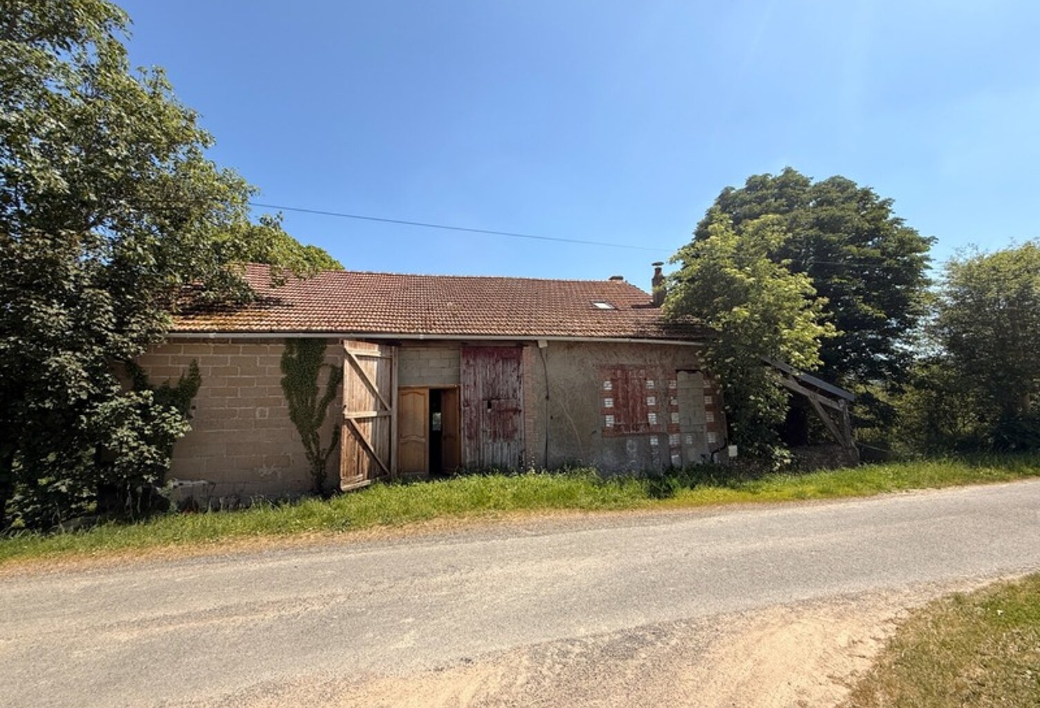 Ancienne grange à finir de restaurer 140m², 4 chambres, sur 1,2 hectares de terrain, 79 000 € — photo 1