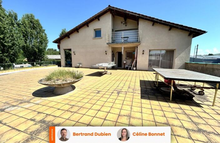 GRANDE MAISON AVEC DEPENDANCES ET FORT POTENTIEL PROFESSIONNEL - BILLOM — photo 2
