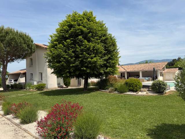 Maison 246 m², 4 chambres, piscine, terrain 2500 m² — photo du bien
