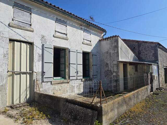 Maison à vendre 2 pièces 48m² LA BROUSSE (17) avec potentiel d'agrandissement — photo du bien