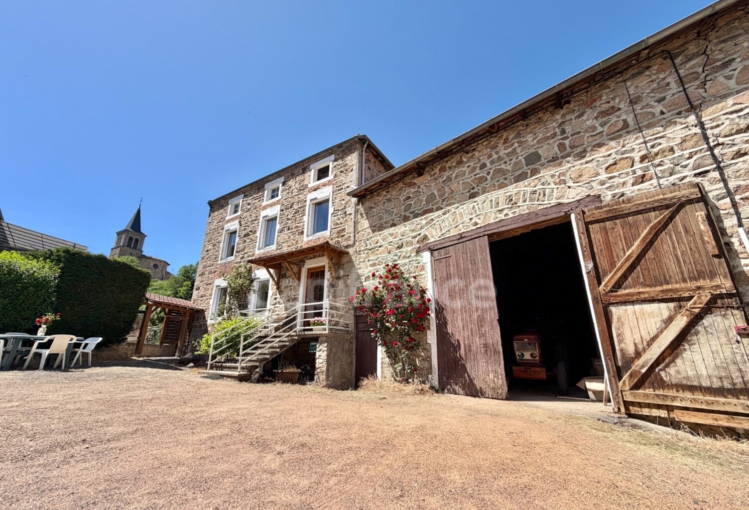 MAISON DE BOURG DE 100 M2, 3 CHAMBRES, TERRAIN ATTENANT DE 371 M2, 200 M2 DE DÉPENDANCES, CAVES, FIBRE OPTIQUE, DOUBLE VITRAGE PVC AVEC VOLETS ROULANTS SOLAIRES, TOUT-À-L'ÉGOUT — photo 1