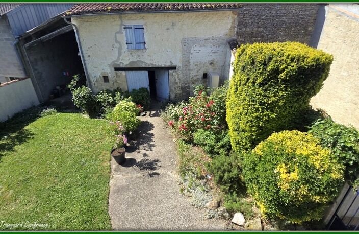 Maison DE VILLAGE à vendre 7 pièces dont 5 CHAMBRES LOULAY (17) avec DEPENDANCES (garage 54m² + préau) — photo 2
