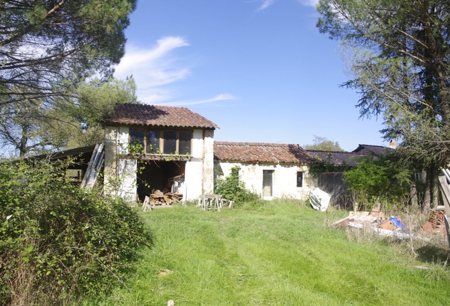 Maison en pierre à restaurer de 200 m², 8 pièces à aménager, terrain d'environ 3ha située au calme à vendre — photo 1