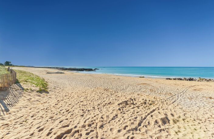 LA TURBALLE PLAGES ET CRIQUES A 4 MINUTES A PIED – VILLA PLAIN PIED 4 Chambres & 1 Dortoir – Jardin AU CALME, clos sans vis-à-vis -Rénovation moderne et chaleureuse — photo 2