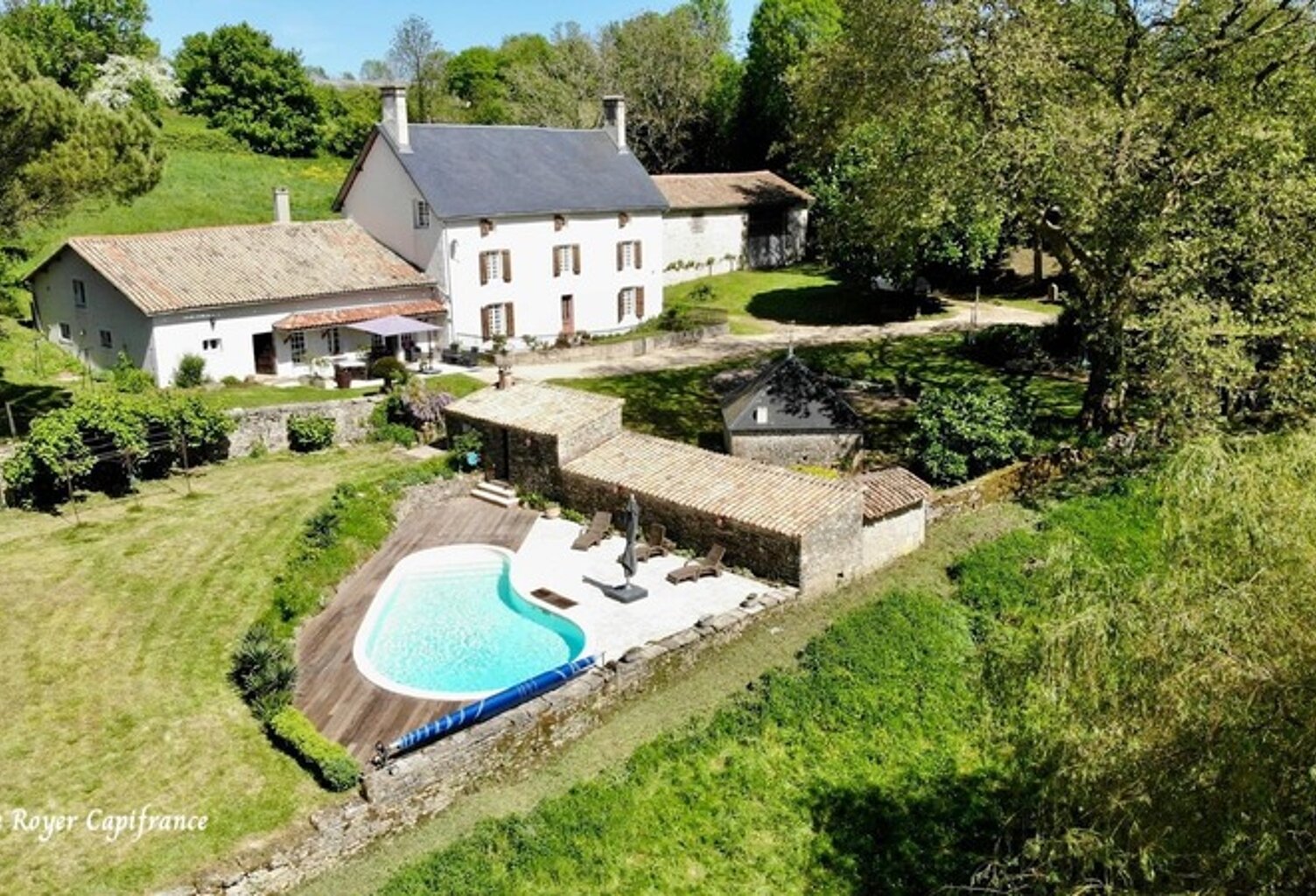 Propriété de charme à la campagne – 305 m² habitables sur 4,8 hectares avec piscine et dépendances — photo 1
