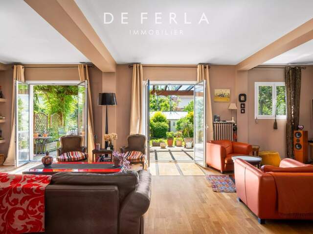 VERSAILLES – ÉLÉGANTE PROPRIÉTÉ FAMILIALE AVEC JARDIN ET DOUBLE GARAGE — photo du bien