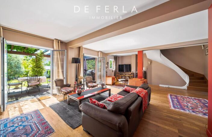 VERSAILLES – ÉLÉGANTE PROPRIÉTÉ FAMILIALE AVEC JARDIN ET DOUBLE GARAGE — photo 2
