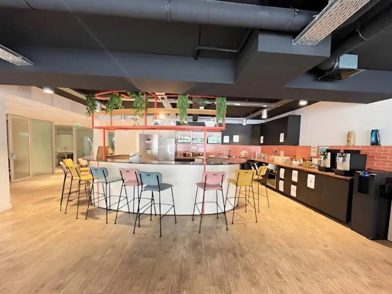 Dans le nord de Boulogne-Billancourt, dans un immeuble en R+4 avec terrasses, jardins, salle de sport et proches des commerces et des transports, nous vous proposons à la location plusieurs surfaces de bureaux rénovées — photo 1