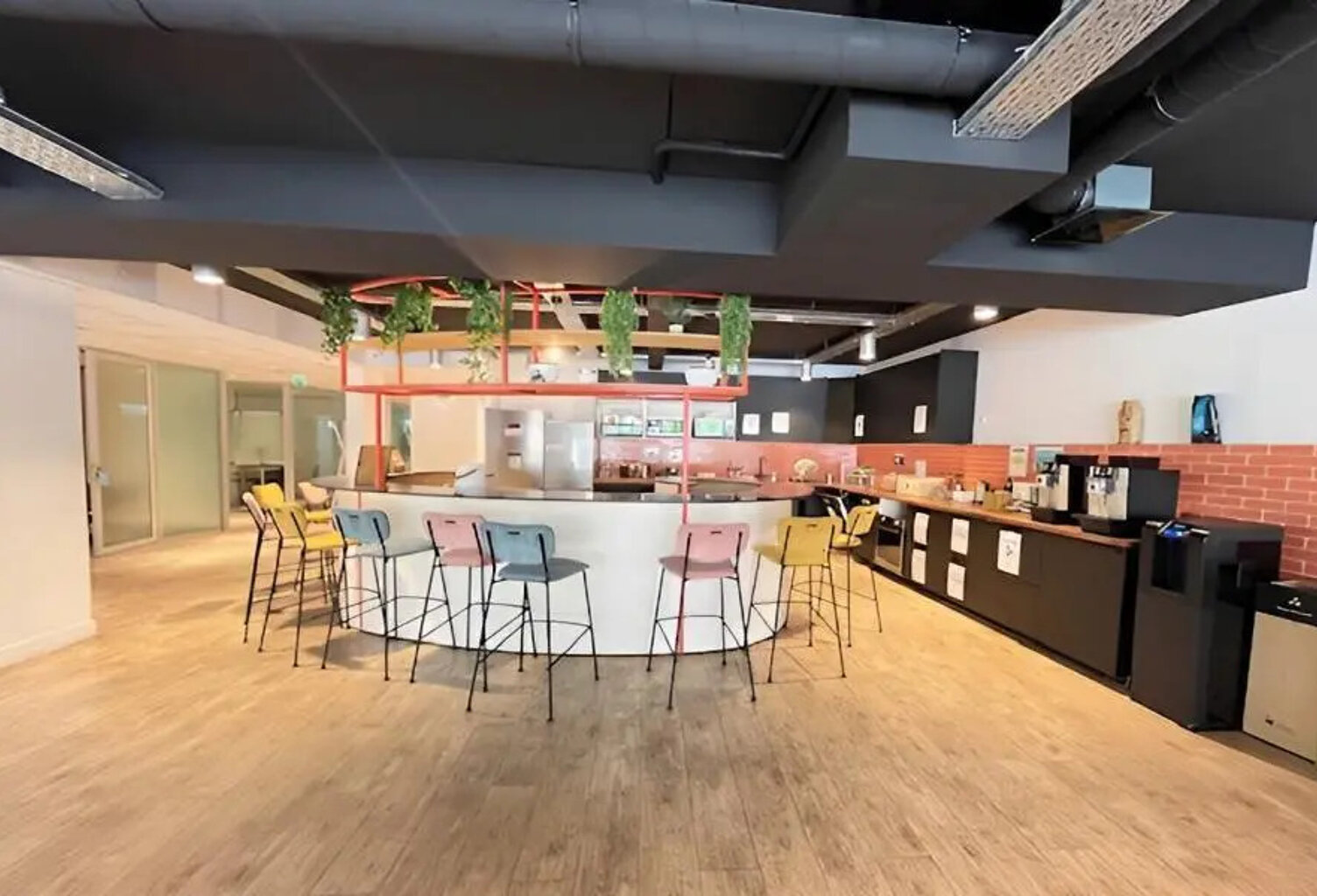 Dans le nord de Boulogne-Billancourt, dans un immeuble en R+4 avec terrasses, jardins, salle de sport et proches des commerces et des transports, nous vous proposons à la location plusieurs surfaces de bureaux rénovées — photo 1