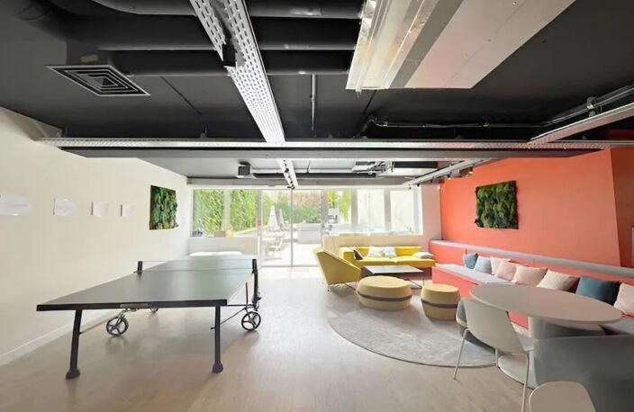 Dans le nord de Boulogne-Billancourt, dans un immeuble en R+4 avec terrasses, jardins, salle de sport et proches des commerces et des transports, nous vous proposons à la location plusieurs surfaces de bureaux rénovées — photo 2