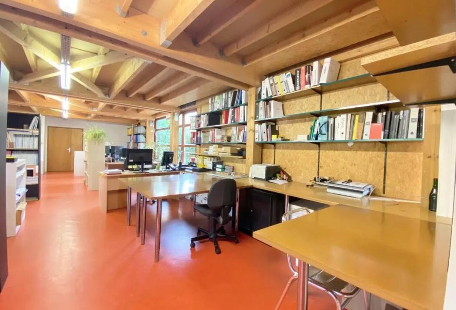 Bureaux à louer à Issy les Moulineaux: 89 m² en bord de Seine, volumes spacieux, un open space et un bureau. 2 places de stationnement disponibles, espaces verts, table de ping-pong… — photo 1