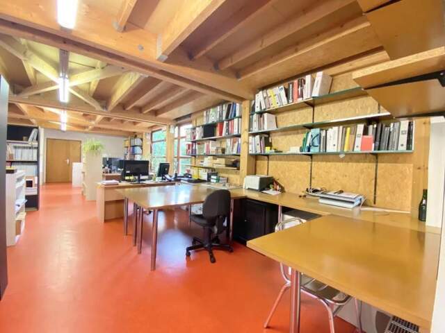 Bureaux à louer à Issy les Moulineaux: 89 m² en bord de Seine, volumes spacieux, un open space et un bureau. 2 places de stationnement disponibles, espaces verts, table de ping-pong… — photo du bien