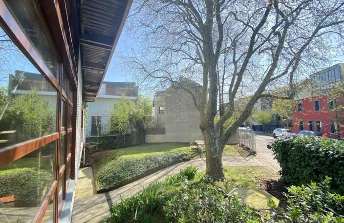 Bureaux à louer à Issy les Moulineaux: 89 m² en bord de Seine, volumes spacieux, un open space et un bureau. 2 places de stationnement disponibles, espaces verts, table de ping-pong… — photo 2