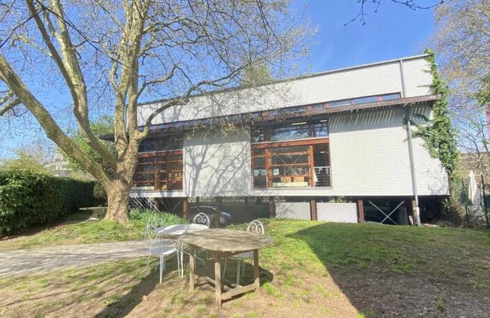 Bureaux à louer à Issy les Moulineaux: 89 m² en bord de Seine, volumes spacieux, un open space et un bureau. 2 places de stationnement disponibles, espaces verts, table de ping-pong… — photo 3