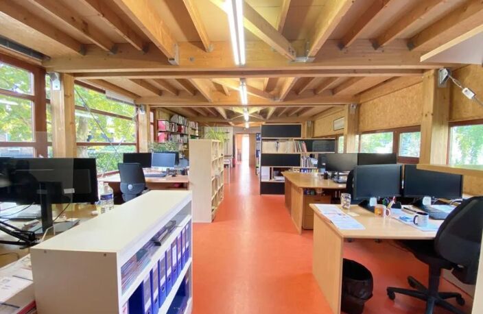 Bureaux à louer à Issy les Moulineaux: 89 m² en bord de Seine, volumes spacieux, un open space et un bureau. 2 places de stationnement disponibles, espaces verts, table de ping-pong… — photo 4