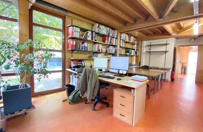 Bureaux à louer à Issy les Moulineaux: 89 m² en bord de Seine, volumes spacieux, un open space et un bureau. 2 places de stationnement disponibles, espaces verts, table de ping-pong… — photo 5