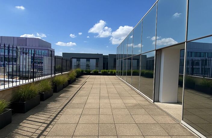 Dans un environnement tertiaire "quartier du Trapèze" et à proximité du métro ligne 9, CORPIMMO vous propose à la location deux plateaux de bureaux aux derniers étages au sein d'un immeuble de standing proche des transports en commun — photo 2