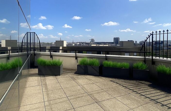 Dans un environnement tertiaire "quartier du Trapèze" et à proximité du métro ligne 9, CORPIMMO vous propose à la location deux plateaux de bureaux aux derniers étages au sein d'un immeuble de standing proche des transports en commun — photo 3