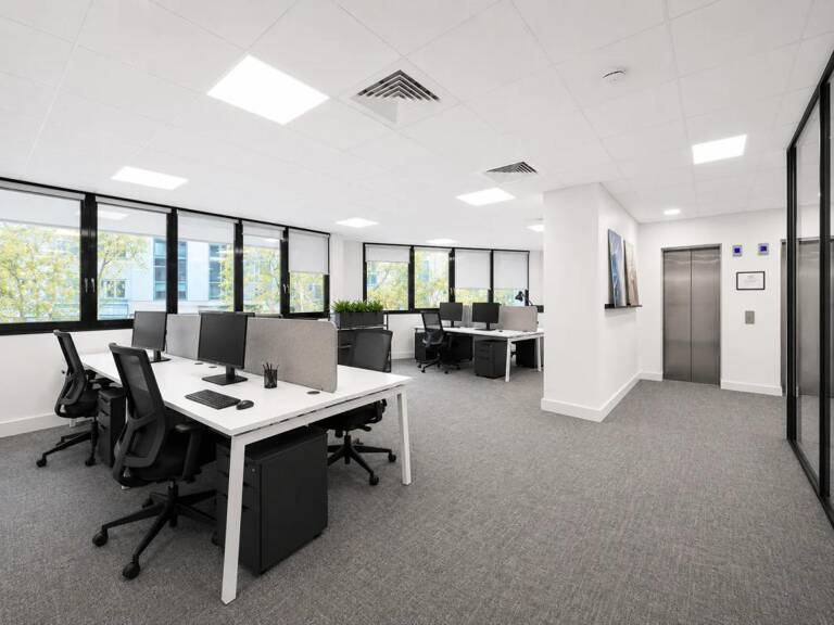 Avenue Victor Hugo. Emplacement idéal au pied du métro et des commerces à BOULOGNE BILLANCOURT. Bureaux à louer de 724 m² — photo 1