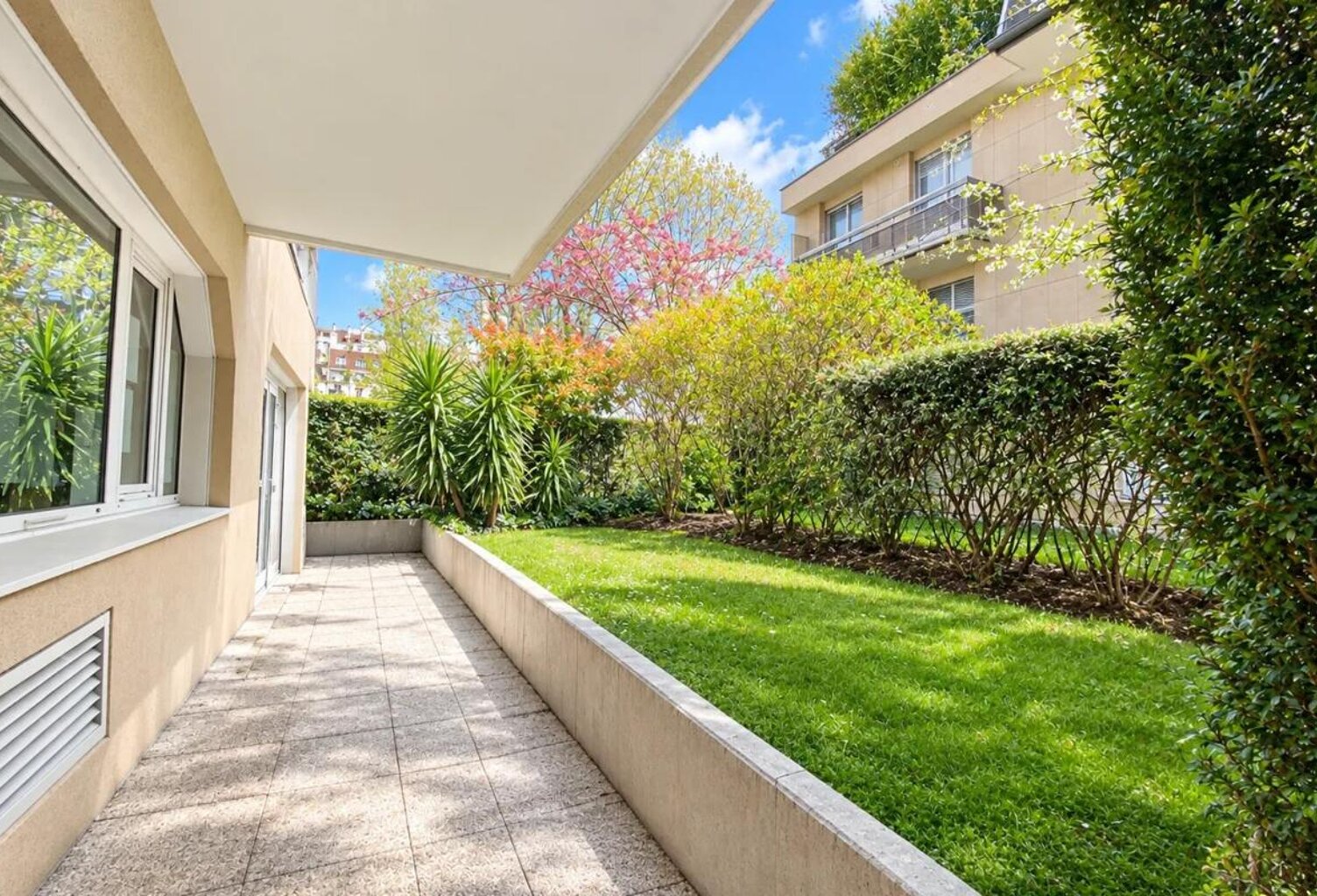 Boulogne-Billancourt, locaux à vendre traversants avec 2 entrées, une sur rue et une sur cour agrémentés d'une terrasse de 26 m² donnant sur jardin. Place Marcel Sembat et métro Ligne 9. Accessible PMR et Faisabilité ERP — photo 1