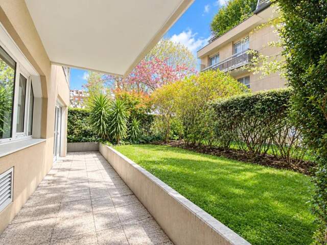 Boulogne-Billancourt, locaux à vendre traversants avec 2 entrées, une sur rue et une sur cour agrémentés d'une terrasse de 26 m² donnant sur jardin. Place Marcel Sembat et métro Ligne 9. Accessible PMR et Faisabilité ERP — photo du bien